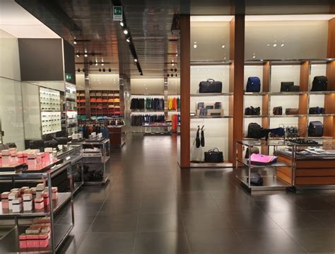 space prada levanella indirizzo|Prada Outlet (Space) .